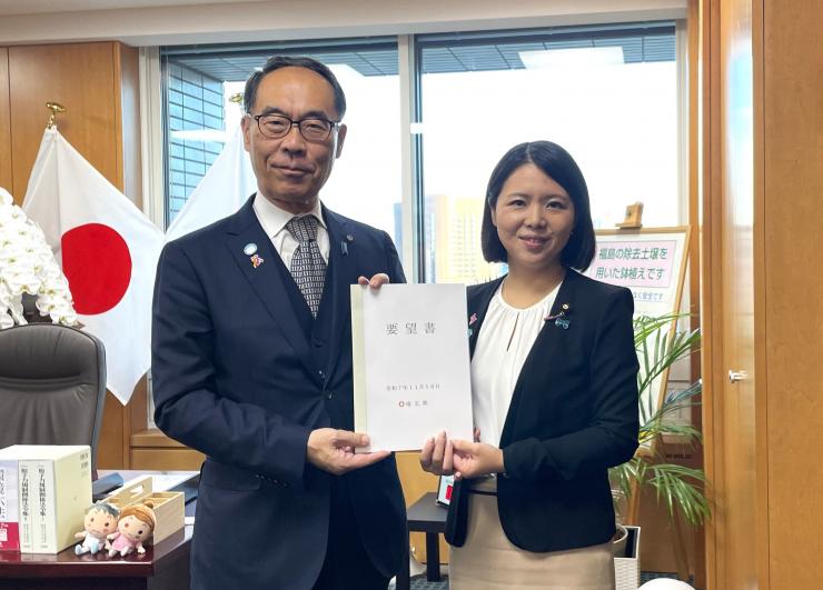 大野知事から友納環境大臣政務官への要望書手交時の写真
