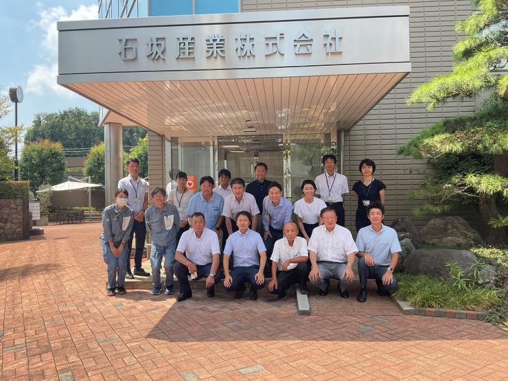 石坂産業株式会社にて議員とスタッフの集合写真