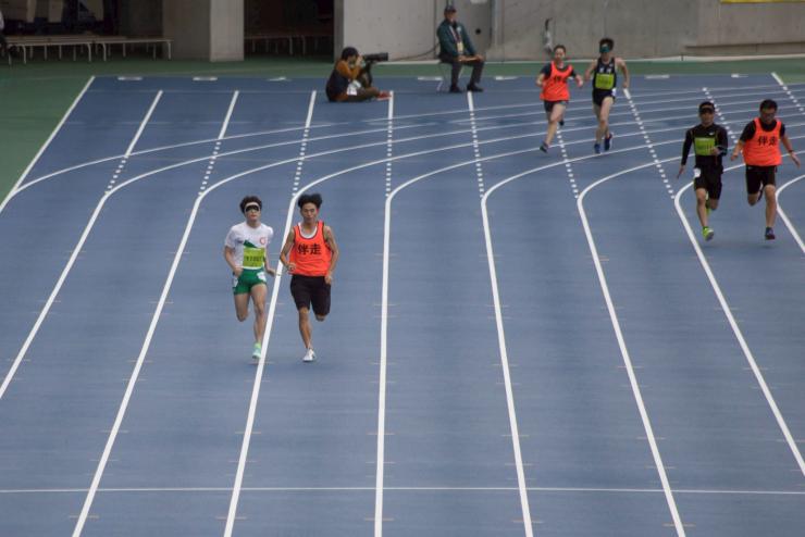 陸上競技を行っている様子