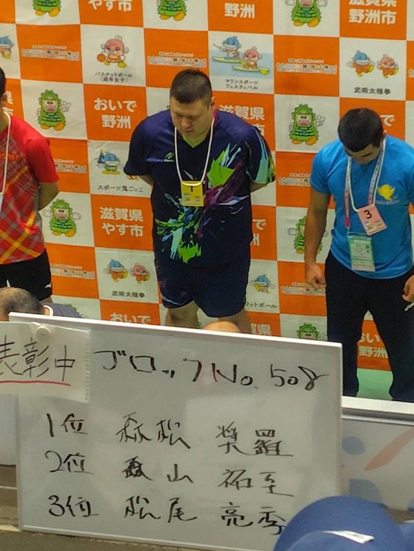 表彰される卓球選手