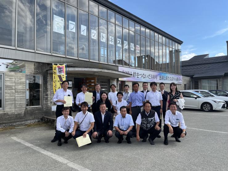 ジムコミ(旧金山町立明安小学校)にて議員とスタッフの集合写真