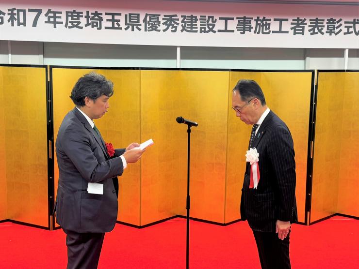 受賞者代表挨拶（金杉建設株式会社吉川代表取締役（左）と大野埼玉県知事（右））