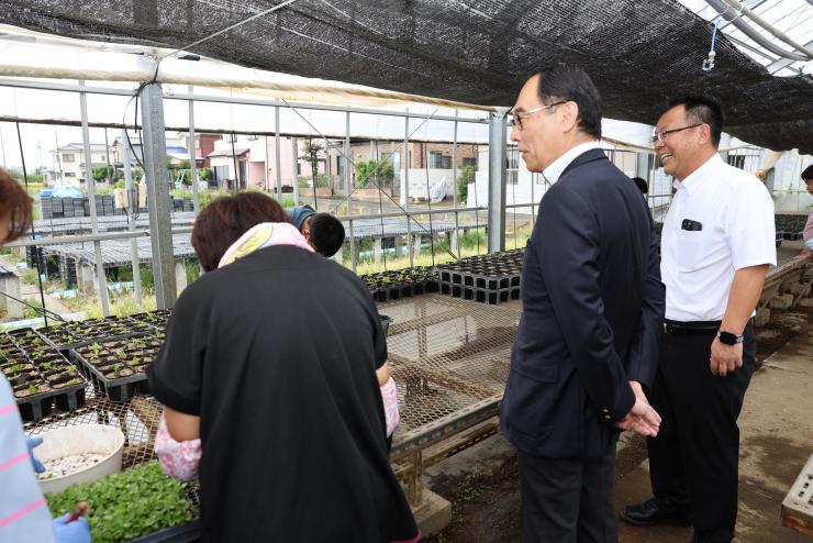 ふれあい訪問で社会福祉法人入間東部福祉会入間東部むさしの作業所を訪問する知事の写真