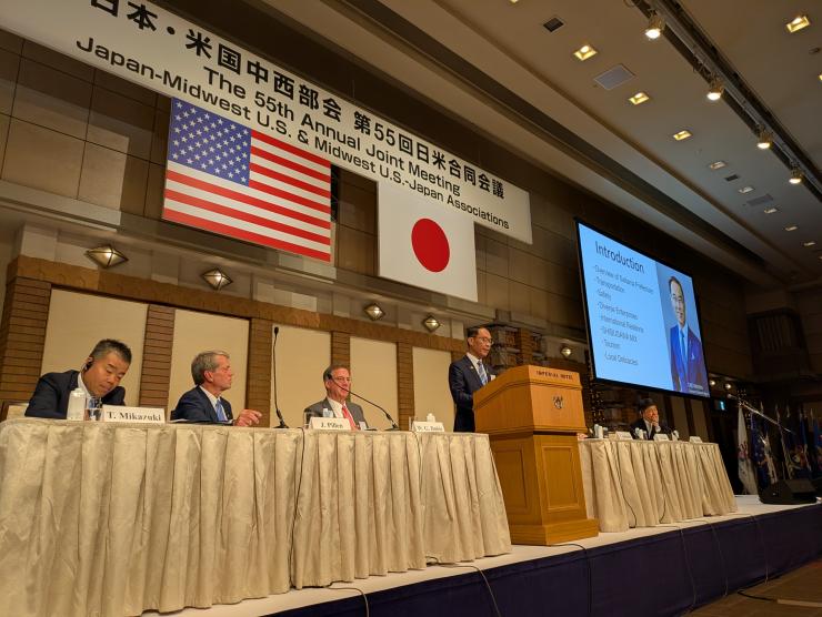 第55回日本・米国中西部会合同会議で出席者を前にプレゼンテーションを行う知事の写真