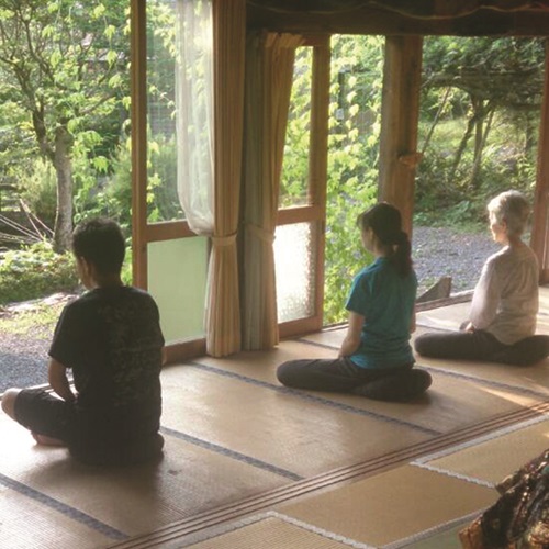 座禅をしている写真