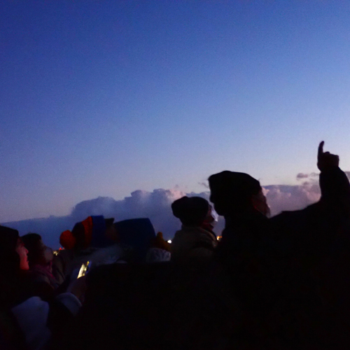 冬の星空を観察する様子の写真