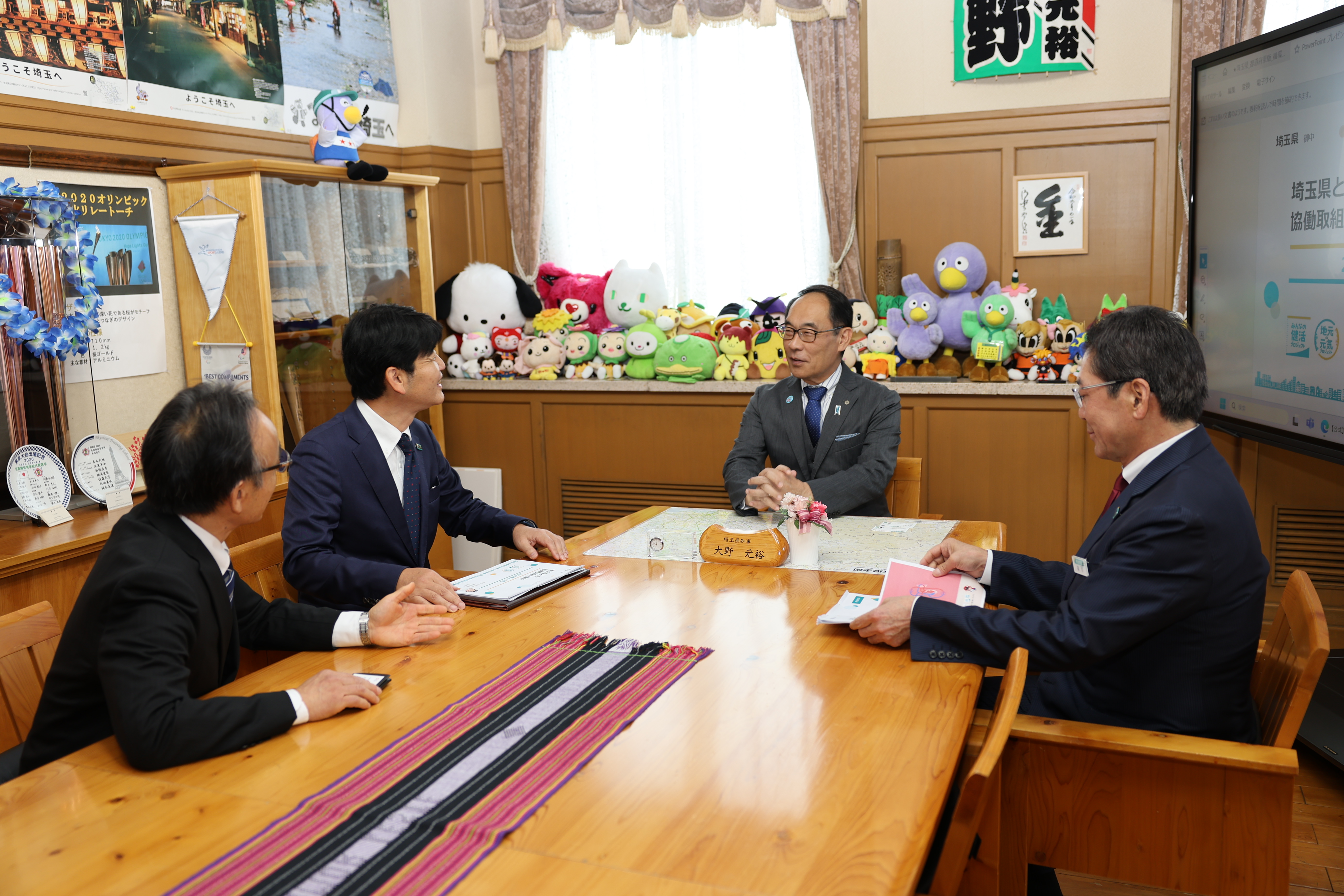 感謝状贈呈式で表彰者と歓談する知事の写真