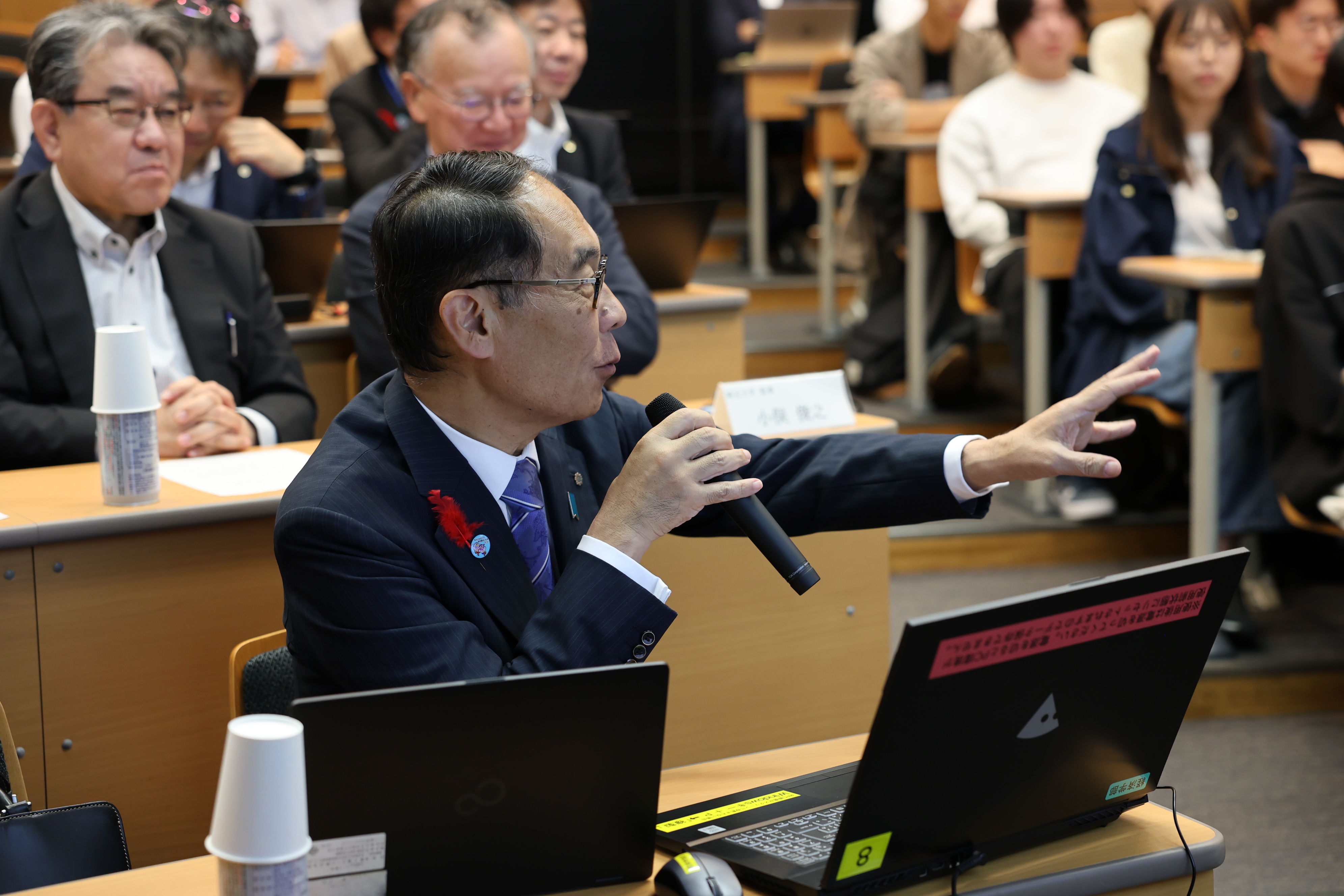 知事がコメントする様子