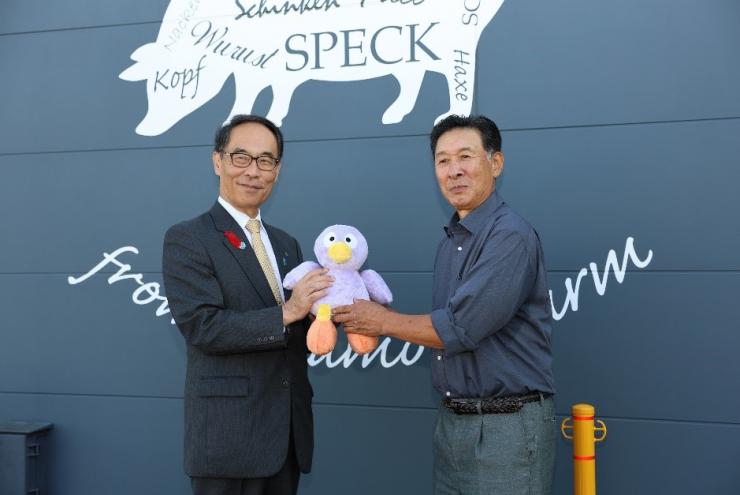 坂本代表取締役社長との記念撮影