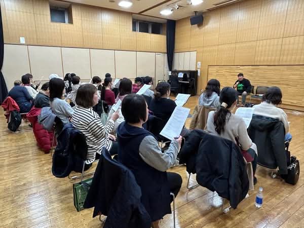 サニーサイドゴスペルクラブの皆さんとアンゴラ村長が一緒に歌う様子