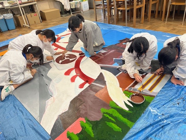 川越第一中学の美術部の生徒が絵馬に絵を描く