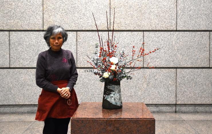 生け花と先生の写真