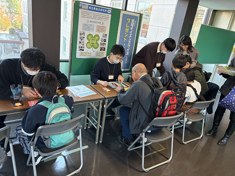 参加者のかたがたが、サイエンスクイズに挑戦している様子