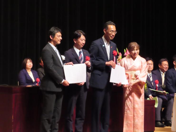 表彰の記念撮影