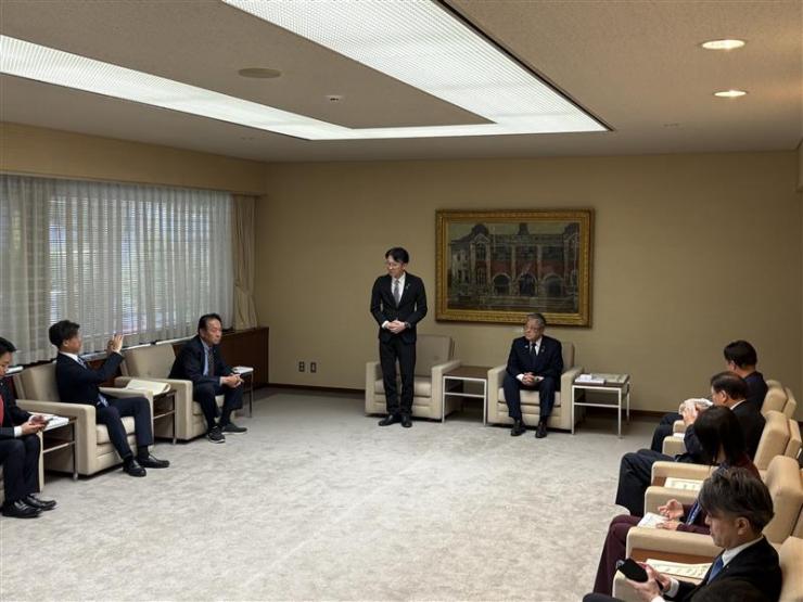 お祝いの言葉を贈る白土幸仁議長の写真