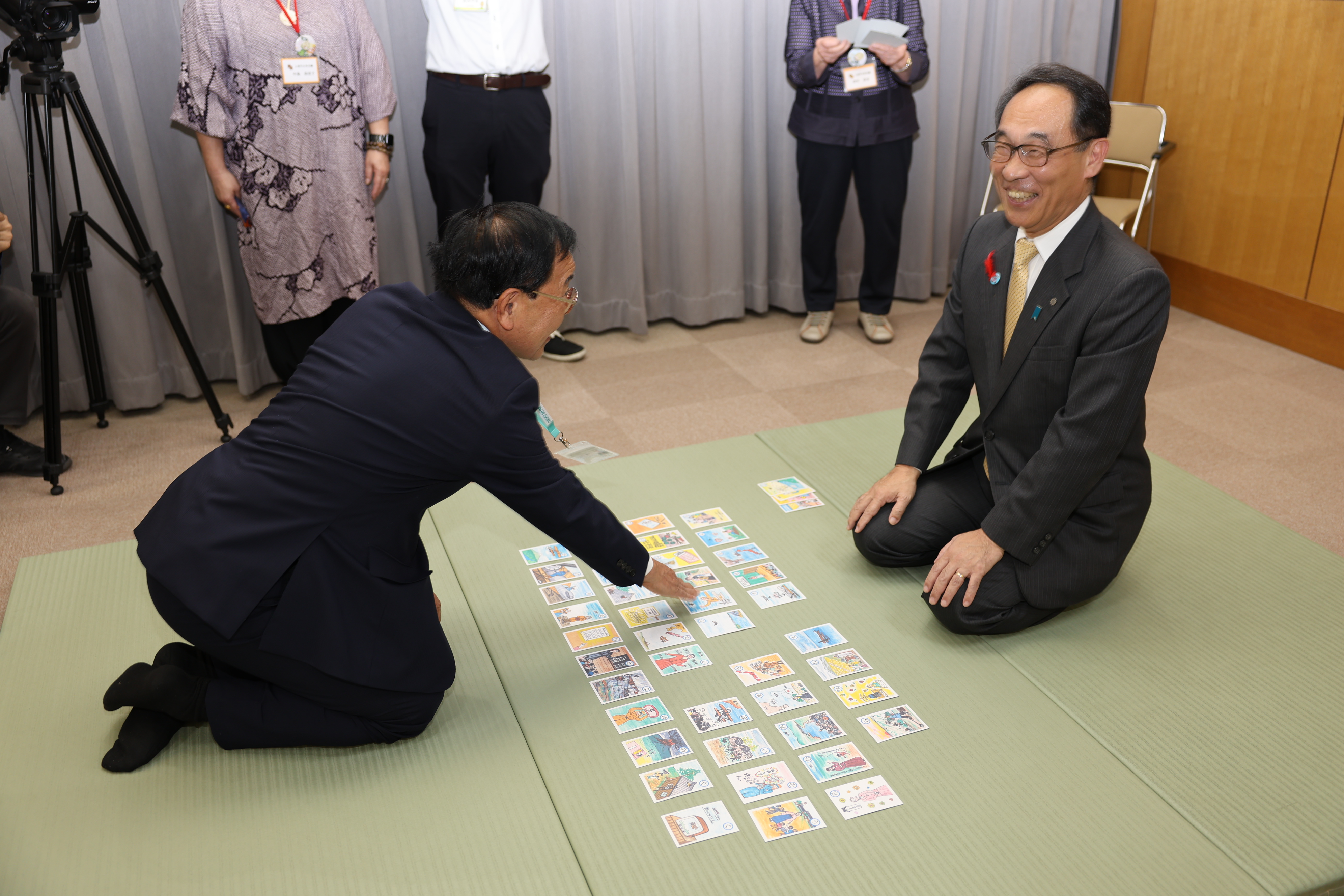 上里町立郷土資料館で関係者とカルタを楽しむ知事の写真