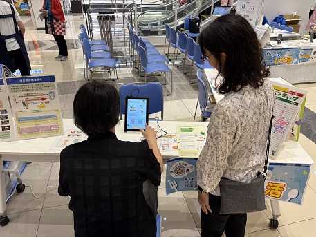 参加者のかたが、ベジチェックにより手のひらで皮膚のカロテノイド量を測定中