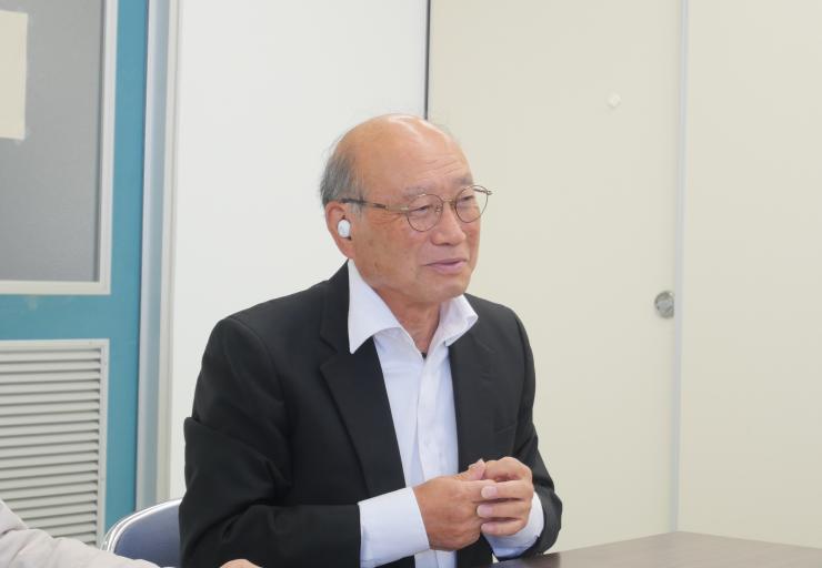 写真:インタビュー中の様子(監事の逸見容明さん)