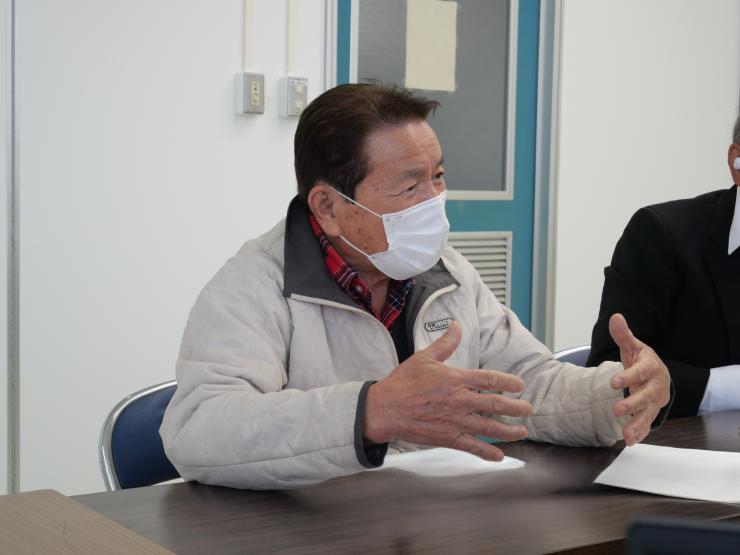 写真:インタビュー中の様子(理事長の小池和雄さん)