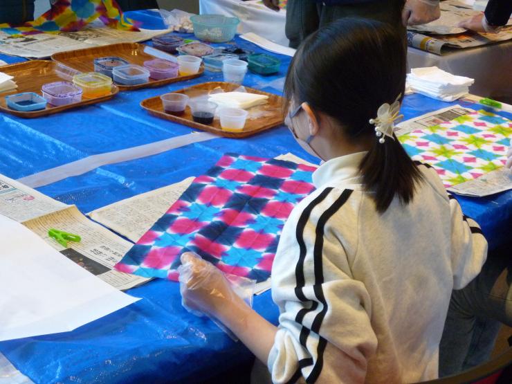 和紙で染物を作るこどもの写真