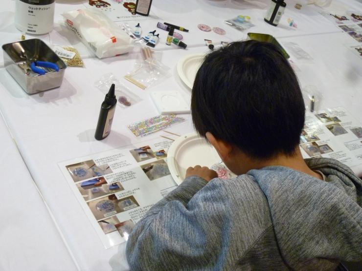 くませんくんのメダルを作るこどもの写真