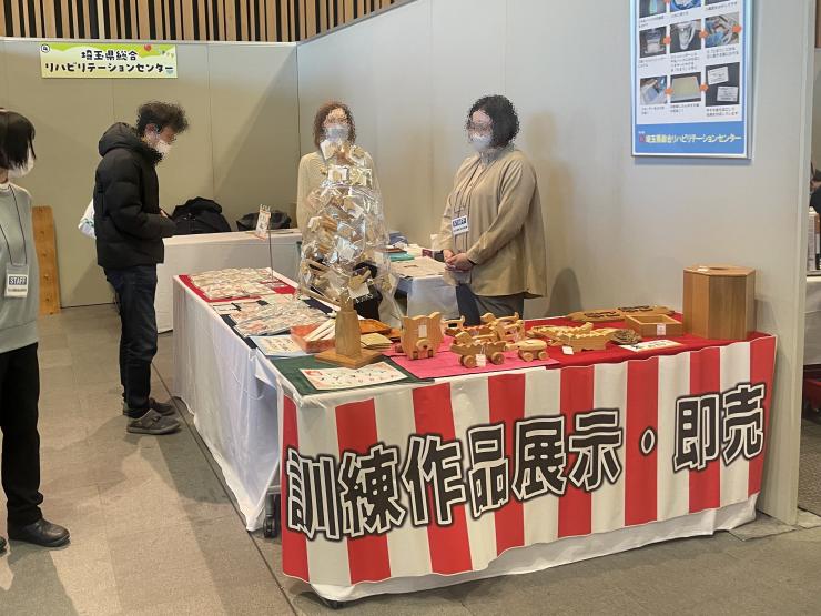 マグネットやおもちゃなど木工作品の即売の写真