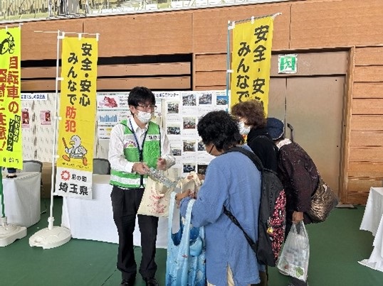 ブース展示と啓発品の配布