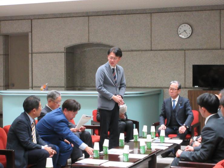 白土議長による挨拶の様子