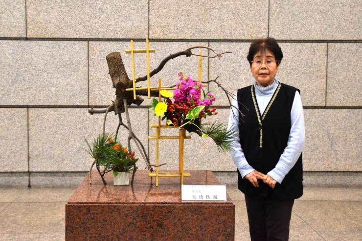 生け花と先生の写真