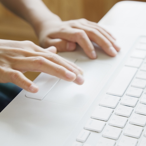 キーボードで入力している写真