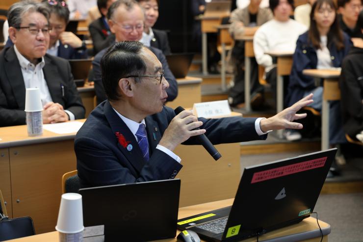 知事が学生に向かって挨拶・コメントする様子