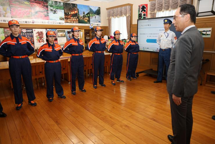 皆野町消防団が整列する様子を見物する知事の写真