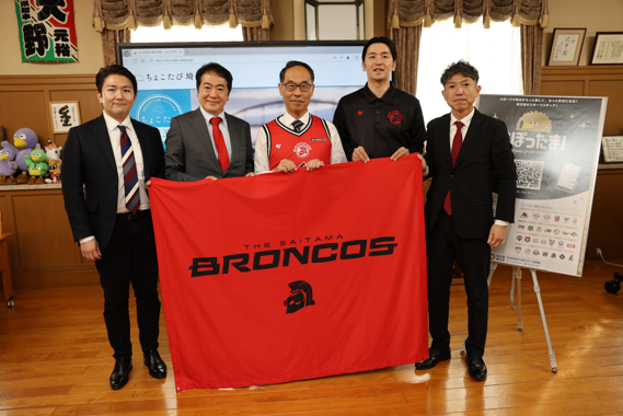 表敬訪問で集合写真を撮る様子