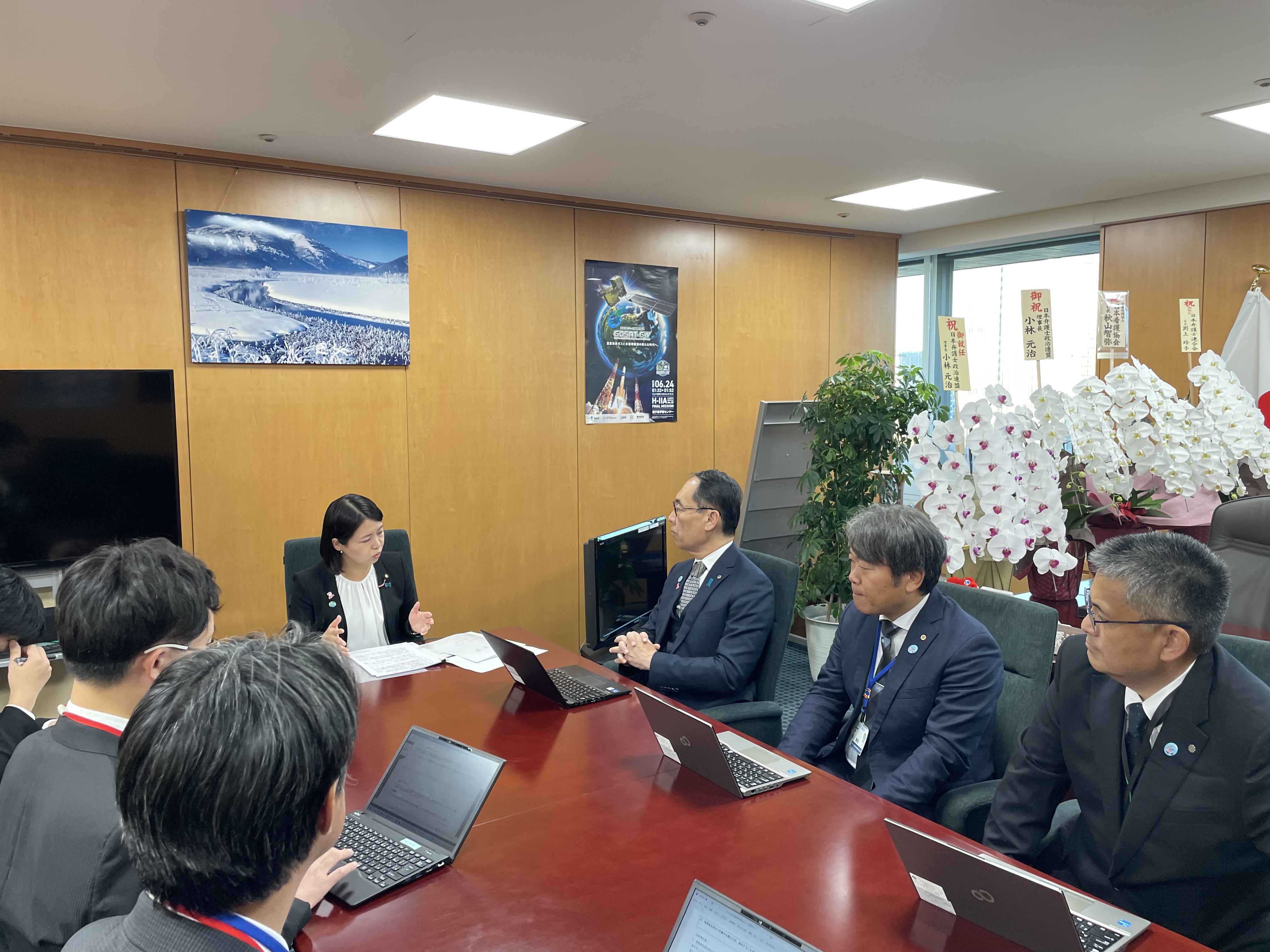 友納理緒環境大臣政務官と会談する知事の写真