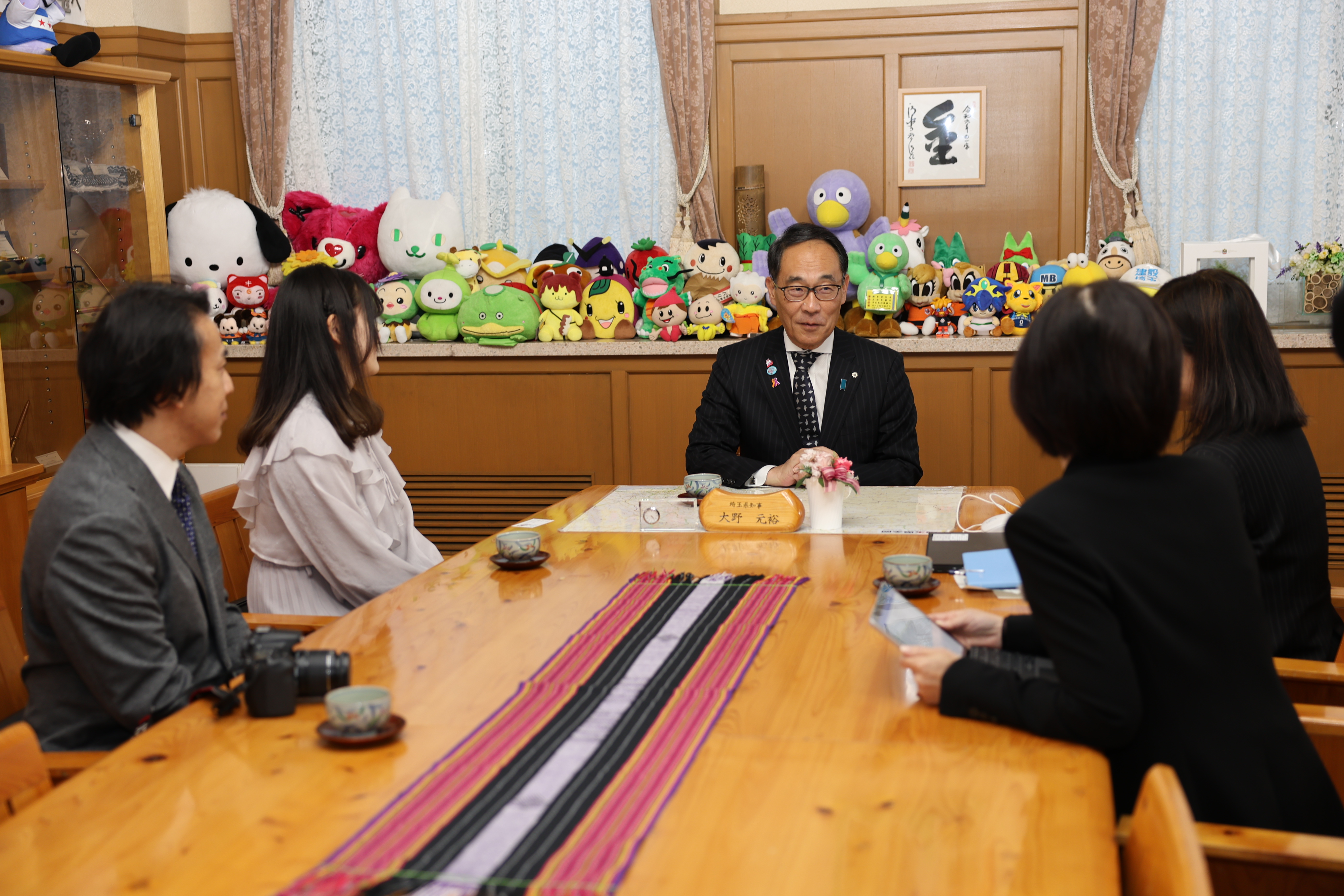 受賞者らと会談する知事の写真