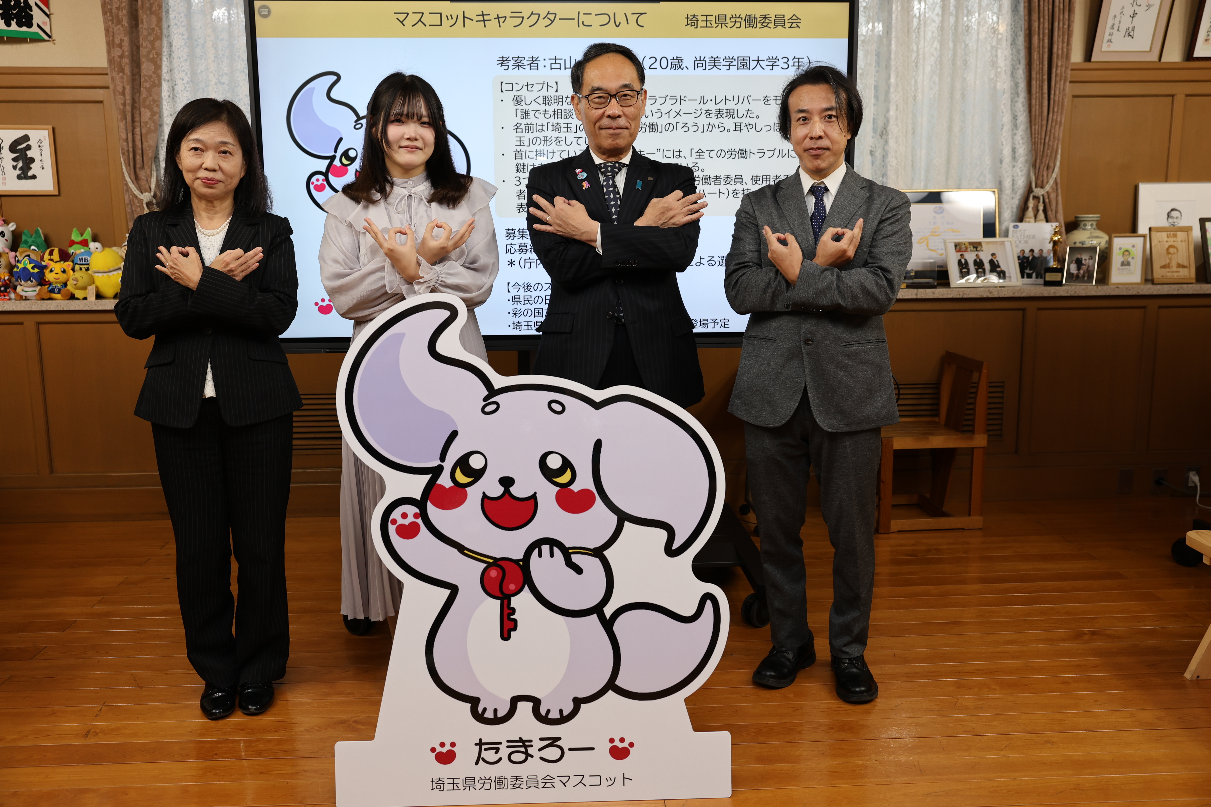 受賞者らと記念写真を撮る知事の写真