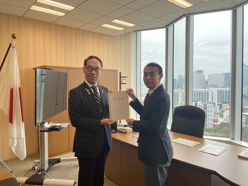要望書とともに今枝宗一郎デジタル副大臣と記念撮影する知事の写真