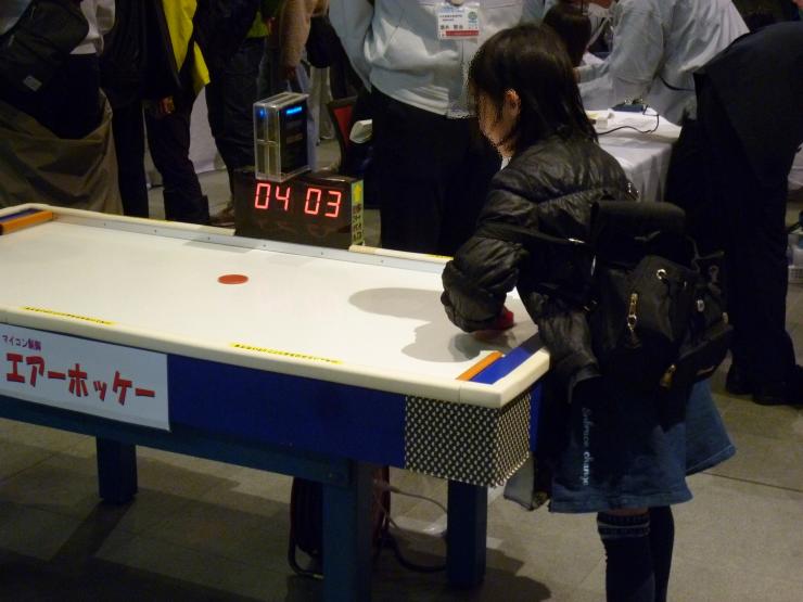 オリジナルゲームで遊ぶ子供の写真