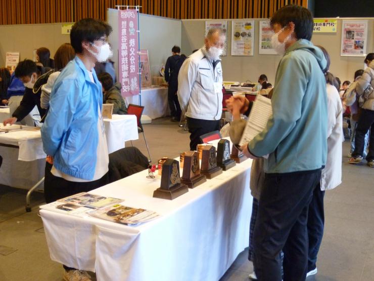置物など手作りの銅板作品の即売をしている写真