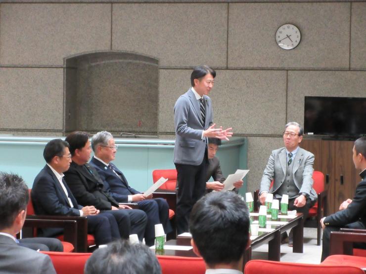 白土議長による挨拶の様子