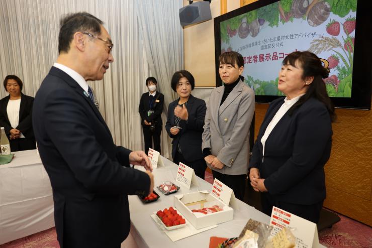 展示品のPRをする認定者