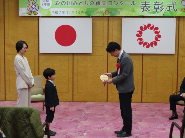 表彰を行う白土幸仁議長の写真