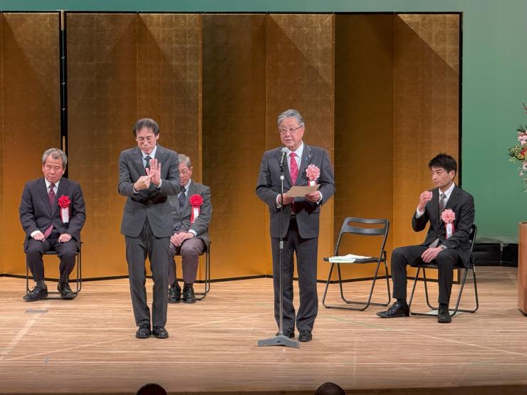 あいさつを述べる飯塚副議長の写真