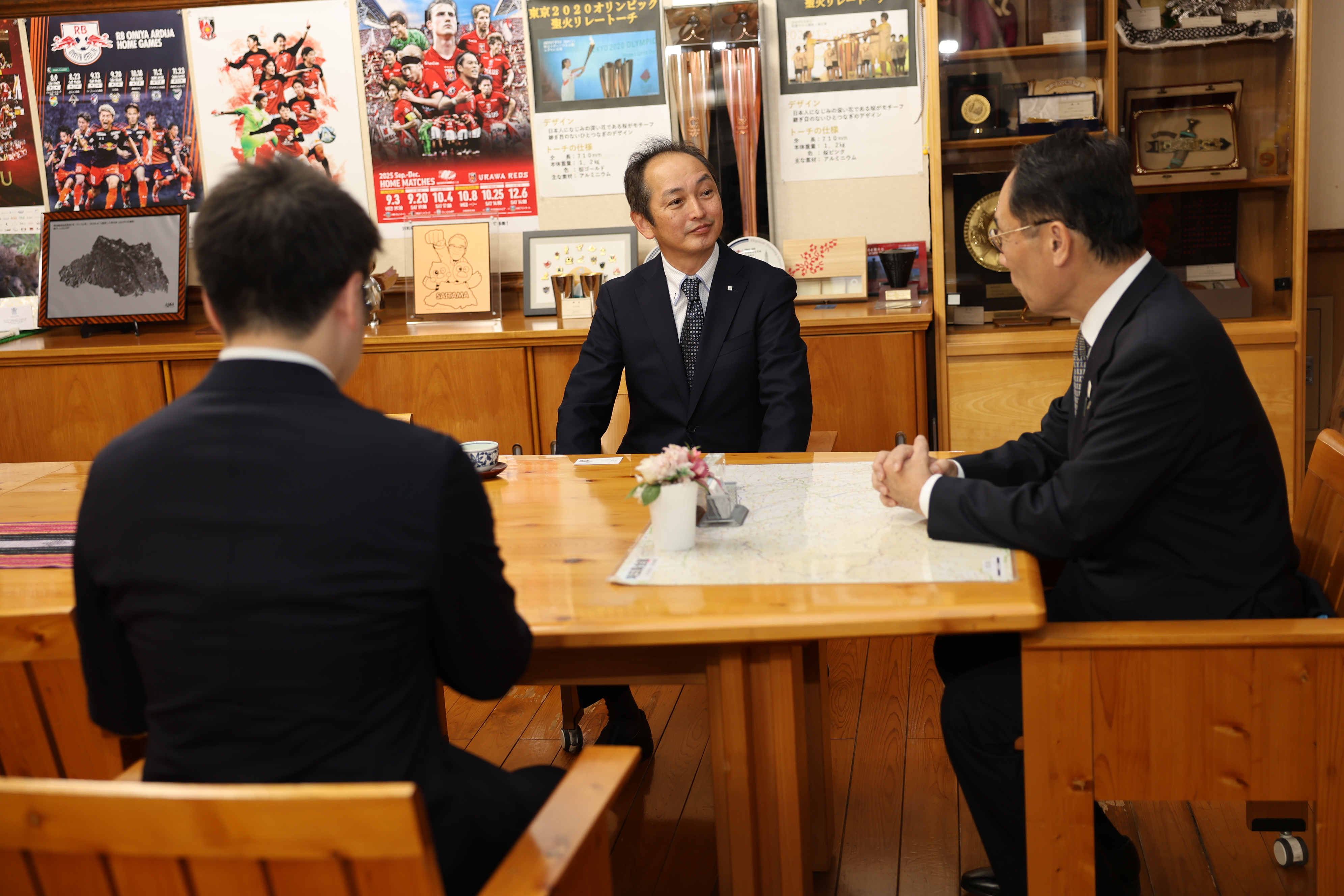 感謝状贈呈者と歓談する知事の写真