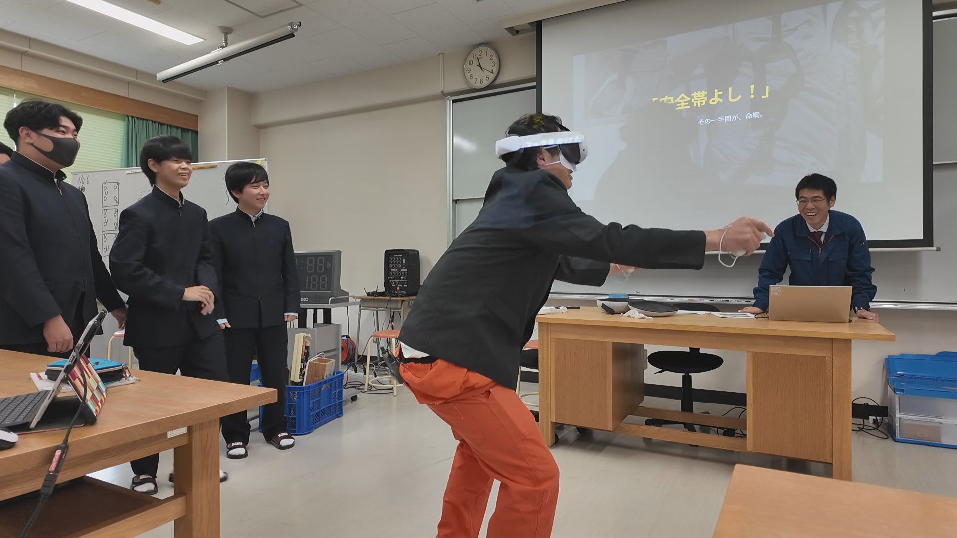 カナイがVRを体験する様子
