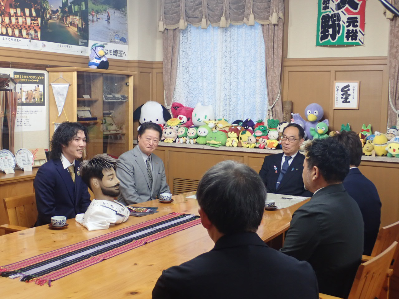 訪問者と歓談する知事の写真