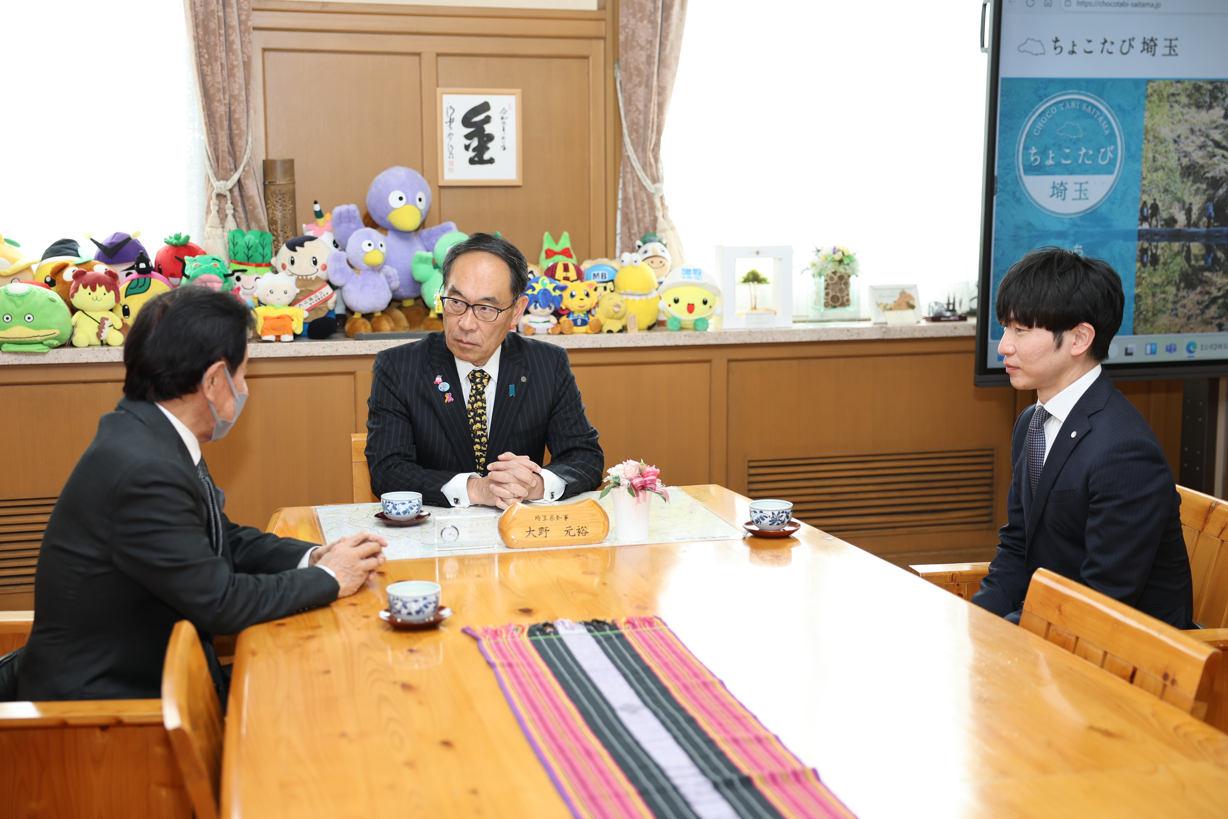 褒章者と歓談する知事の写真