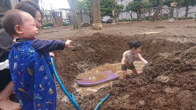 水で遊ぶこども
