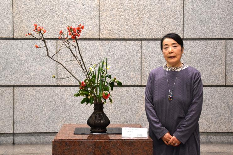 生け花と先生の写真