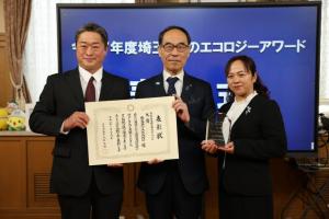 表彰式で埼玉県知事と記念写真